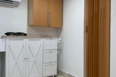 Снять в аренду коммерческую недвижимость в Майами-Гарденс, Флорида 1 спальня, 190.64м2, № 1989385 - фото 8