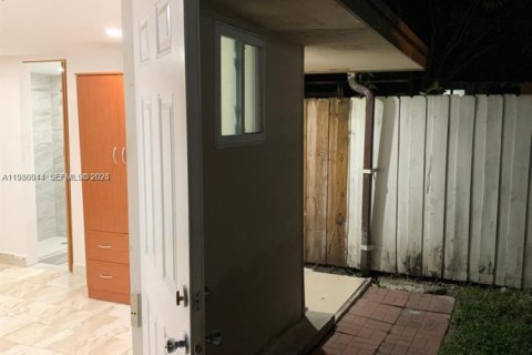 Снять в аренду коммерческую недвижимость в Майами-Гарденс, Флорида 1 спальня, 190.64м2, № 1989385 - фото 4