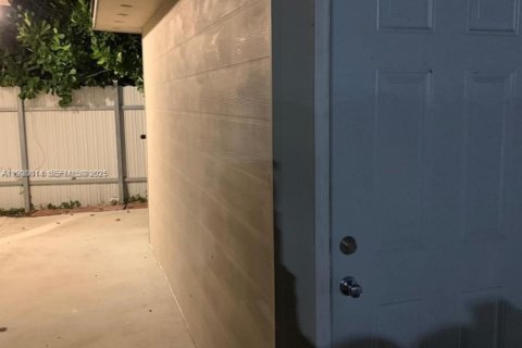 Снять в аренду коммерческую недвижимость в Майами-Гарденс, Флорида 1 спальня, 190.64м2, № 1989385 - фото 1