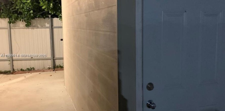 Коммерческая недвижимость в Майами-Гарденс, Флорида 1 спальня, 190.64м2 № 1989385