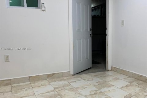 Снять в аренду коммерческую недвижимость в Майами-Гарденс, Флорида 1 спальня, 190.64м2, № 1989385 - фото 10