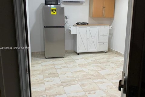 Снять в аренду коммерческую недвижимость в Майами-Гарденс, Флорида 1 спальня, 190.64м2, № 1989385 - фото 5