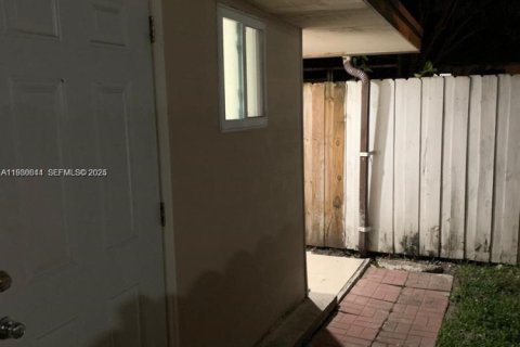 Снять в аренду коммерческую недвижимость в Майами-Гарденс, Флорида 1 спальня, 190.64м2, № 1989385 - фото 3