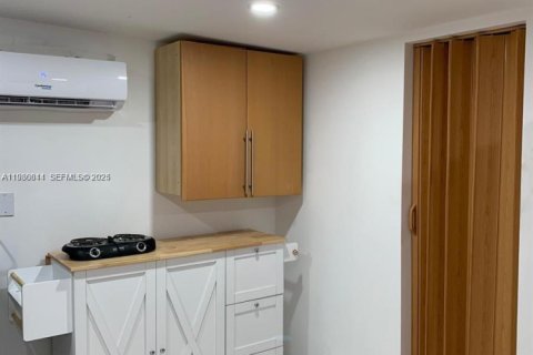 Снять в аренду коммерческую недвижимость в Майами-Гарденс, Флорида 1 спальня, 190.64м2, № 1989385 - фото 7