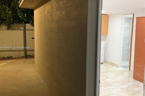 Снять в аренду коммерческую недвижимость в Майами-Гарденс, Флорида 1 спальня, 190.64м2, № 1989385 - фото 2