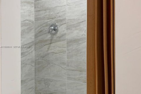 Снять в аренду коммерческую недвижимость в Майами-Гарденс, Флорида 1 спальня, 190.64м2, № 1989385 - фото 11