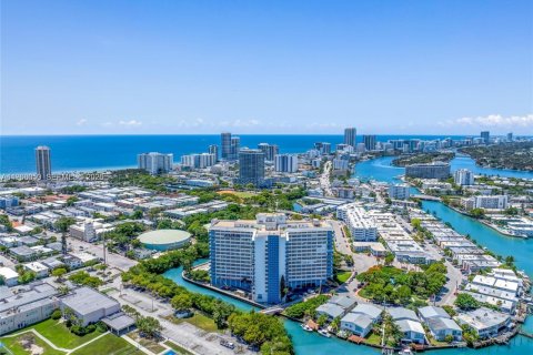 Condominio en Miami Beach, Florida, 2 dormitorios  № 2090281