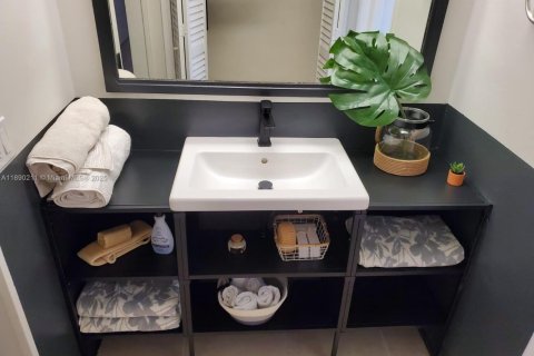Appartement à louer à Hallandale Beach, Floride: 1 chambre, 79.9 m2 № 1946906 - photo 2