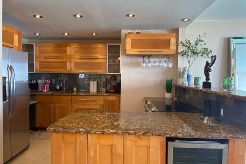 Condo in Miami Beach, Florida, 1 bedroom  № 1812102 - photo 5