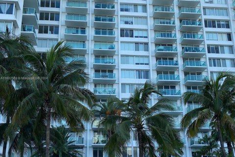 Condo in Miami Beach, Florida, 1 bedroom  № 1812102 - photo 15