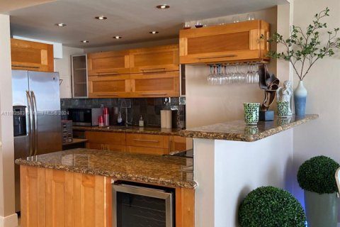 Condo in Miami Beach, Florida, 1 bedroom  № 1812102 - photo 2