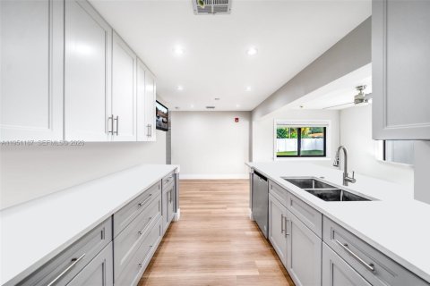 Купить виллу или дом в Лодерхилл, Флорида 3 спальни, 101.82м2, № 2006500 - фото 4