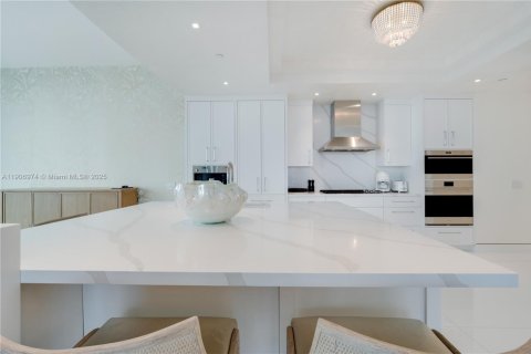 Copropriété à vendre à Bal Harbour, Floride: 3 chambres, 256.69 m2 № 1964925 - photo 11