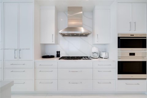 Copropriété à vendre à Bal Harbour, Floride: 3 chambres, 256.69 m2 № 1964925 - photo 12