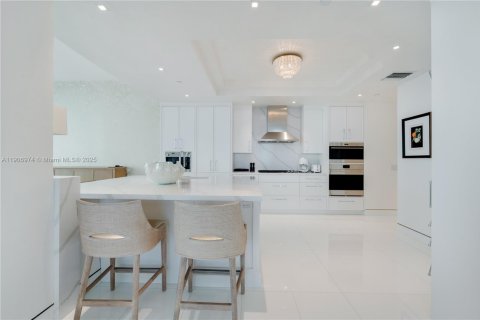 Copropriété à vendre à Bal Harbour, Floride: 3 chambres, 256.69 m2 № 1964925 - photo 10