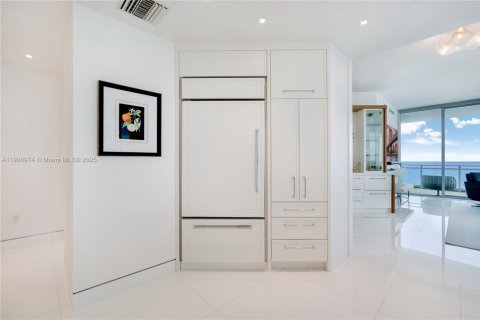 Copropriété à vendre à Bal Harbour, Floride: 3 chambres, 256.69 m2 № 1964925 - photo 14