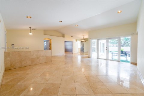 House in Miramar, Florida 3 bedrooms, 180.88 sq.m. № 1739977 - photo 10