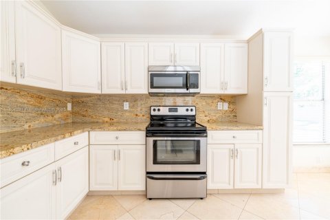 House in Miramar, Florida 3 bedrooms, 180.88 sq.m. № 1739977 - photo 29