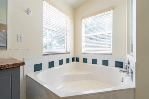 House in Miramar, Florida 3 bedrooms, 180.88 sq.m. № 1739977 - photo 20
