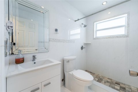 House in Miramar, Florida 3 bedrooms, 180.88 sq.m. № 1739977 - photo 13