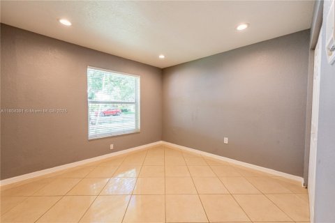 House in Miramar, Florida 3 bedrooms, 180.88 sq.m. № 1739977 - photo 12
