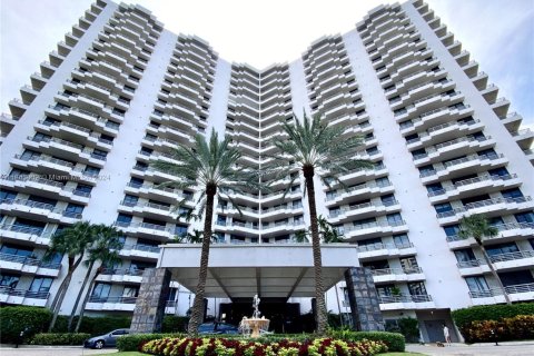 Condo in Aventura, Florida, 2 bedrooms  № 1859662 - photo 1