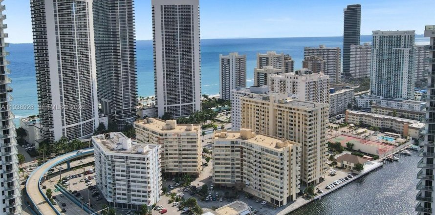 Кондоминиум с 1 спальней в Халландейл-Бич, Флорида № 1996946