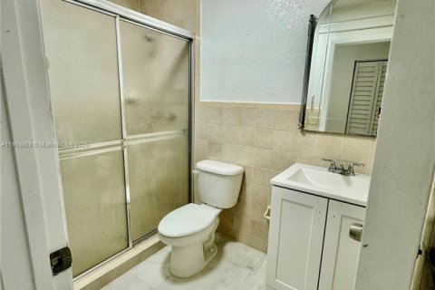 Casa en alquiler en Miami, Florida, 3 dormitorios, 88.81 m2 № 1955827 - foto 4