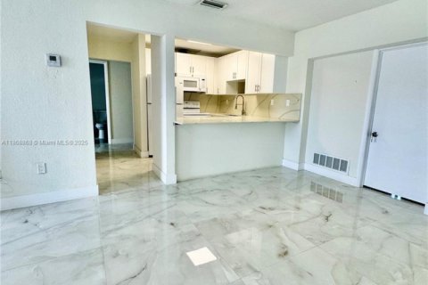 Casa en alquiler en Miami, Florida, 3 dormitorios, 88.81 m2 № 1955827 - foto 9