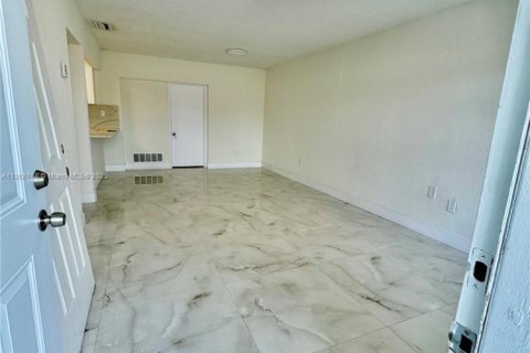 Casa en alquiler en Miami, Florida, 3 dormitorios, 88.81 m2 № 1955827 - foto 10