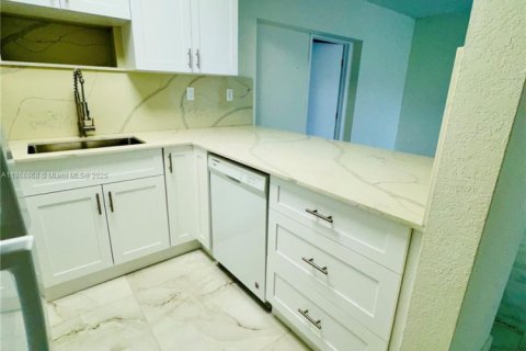 Casa en alquiler en Miami, Florida, 3 dormitorios, 88.81 m2 № 1955827 - foto 2