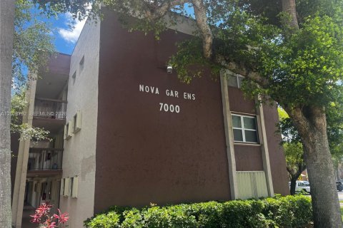 Condo à Davie, Floride, 2 chambres  № 2187785