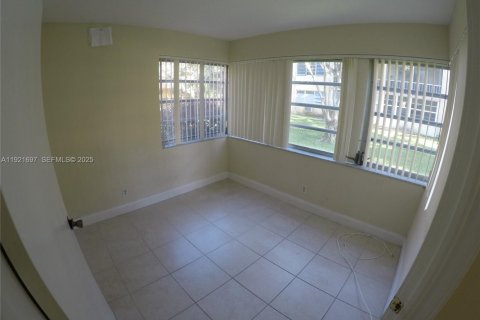 Copropriété à louer à Miami, Floride: 3 chambres, 103.68 m2 № 1987348 - photo 17