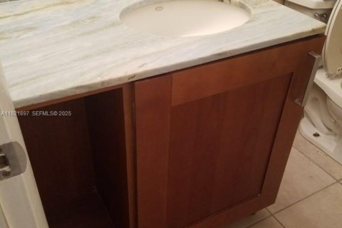 Copropriété à louer à Miami, Floride: 3 chambres, 103.68 m2 № 1987348 - photo 1