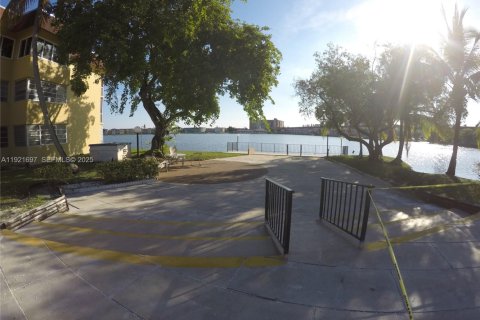 Copropriété à louer à Miami, Floride: 3 chambres, 103.68 m2 № 1987348 - photo 9