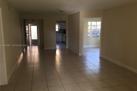 Copropriété à louer à Miami, Floride: 3 chambres, 103.68 m2 № 1987348 - photo 7