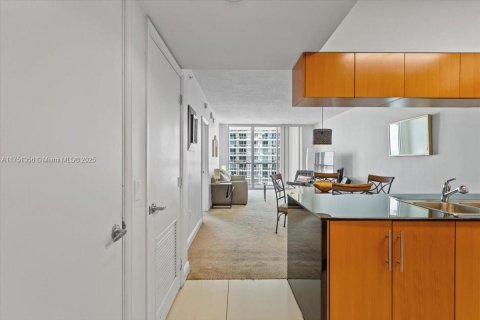 Condominio en venta en Miami, Florida, 1 dormitorio, 76.64 m2 № 1957526 - foto 1