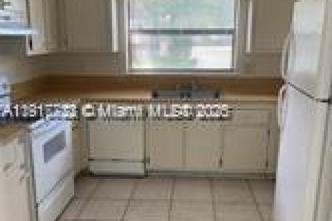 House in Wellington, Florida 3 bedrooms, 98.2 sq.m. № 2059714