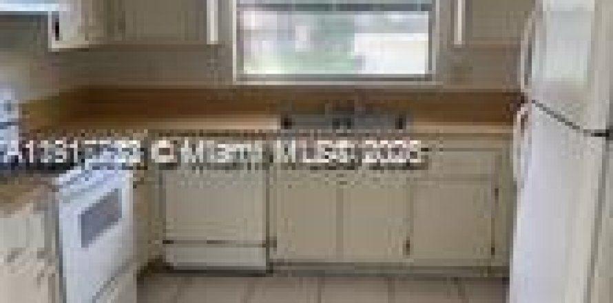 House in Wellington, Florida 3 bedrooms, 98.2 sq.m. № 2059714