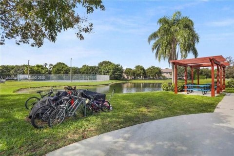 Condo in Sunrise, Florida, 2 bedrooms  № 1933366 - photo 19