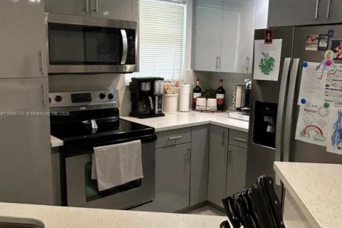 Condo in Sunrise, Florida, 2 bedrooms  № 1933366 - photo 2