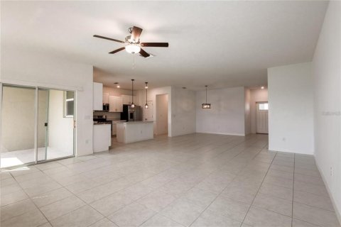 Townhouse in Land O' Lakes, Florida 4 bedrooms, 229.1 sq.m. № 2377896 - photo 10