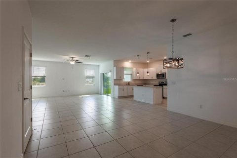 Townhouse in Land O' Lakes, Florida 4 bedrooms, 229.1 sq.m. № 2377896 - photo 11