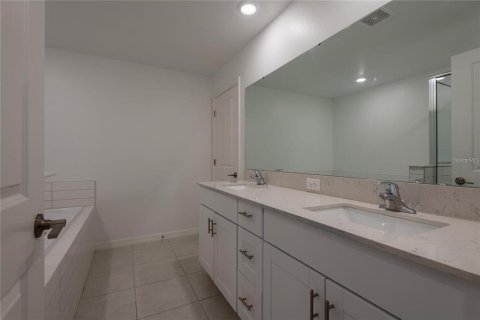 Townhouse in Land O' Lakes, Florida 4 bedrooms, 229.1 sq.m. № 2377896 - photo 24