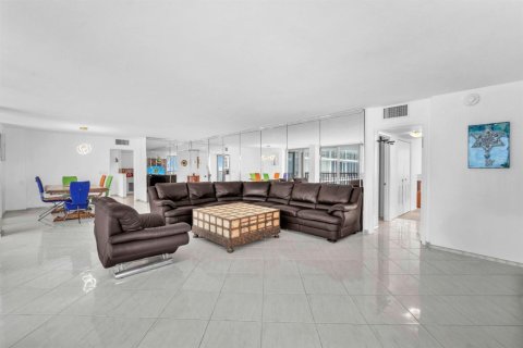 Снять в аренду кондоминиум в Форт-Лодердейл, Флорида 3 комнаты, 241.55м2, № 2147021 - фото 4