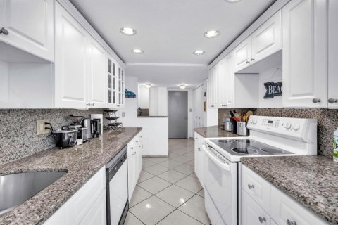 Снять в аренду кондоминиум в Форт-Лодердейл, Флорида 3 комнаты, 241.55м2, № 2147021 - фото 11
