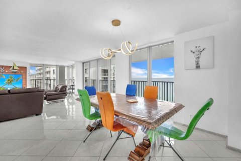 Снять в аренду кондоминиум в Форт-Лодердейл, Флорида 3 комнаты, 241.55м2, № 2147021 - фото 6