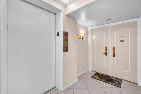 Снять в аренду кондоминиум в Форт-Лодердейл, Флорида 3 комнаты, 241.55м2, № 2147021 - фото 23