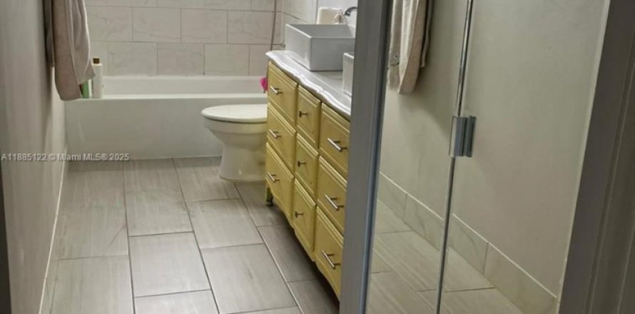 Кондоминиум с 1 спальней в Майами, Флорида № 1933401