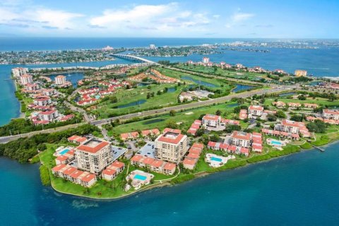 Condo in Saint Petersburg, Florida, 2 bedrooms  № 2321596